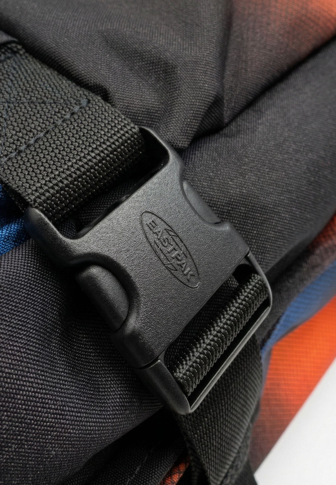 Cestovná taška Eastpak Transit'R M NBA Gradient