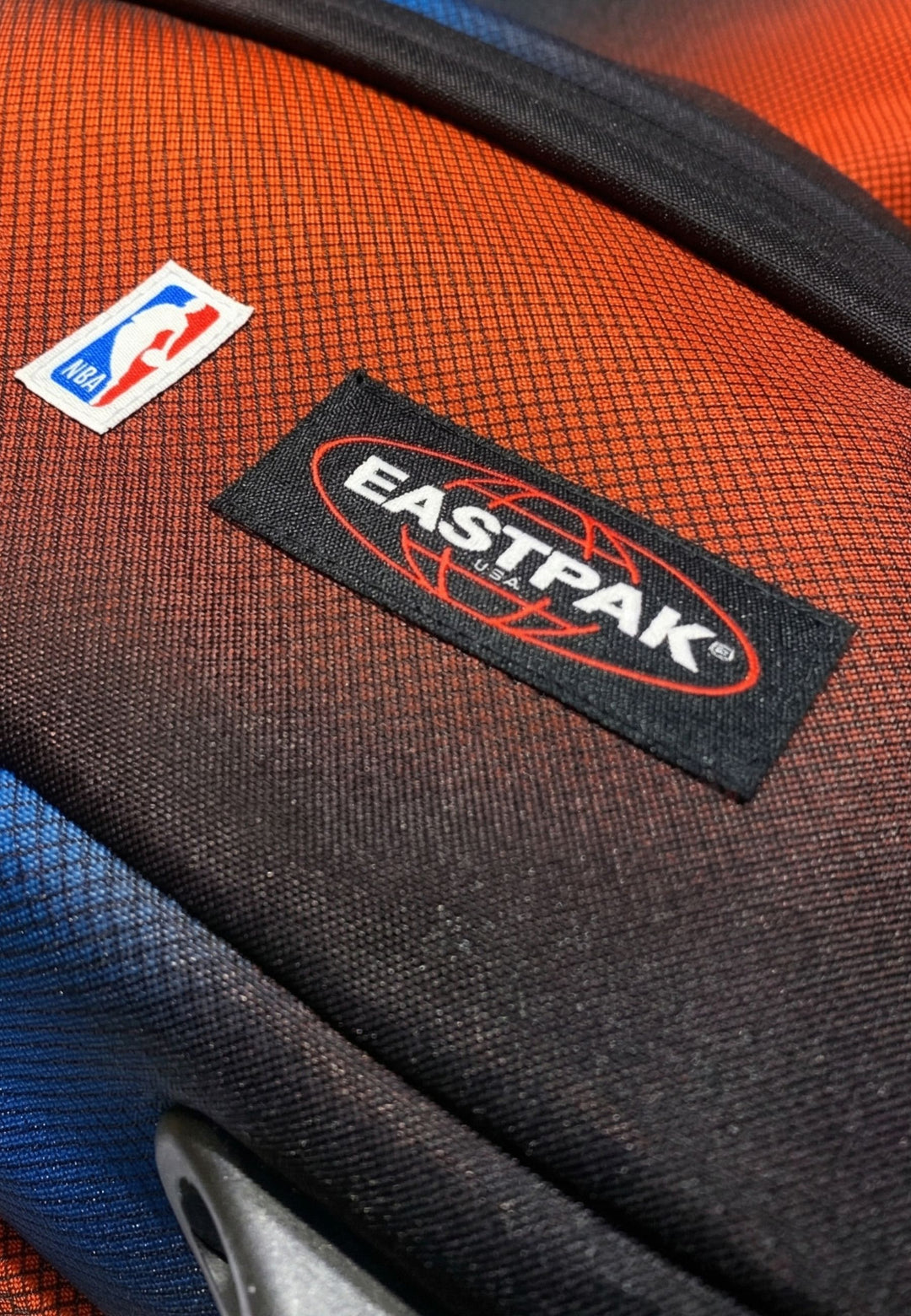 Cestovná taška Eastpak Transit'R M NBA Gradient