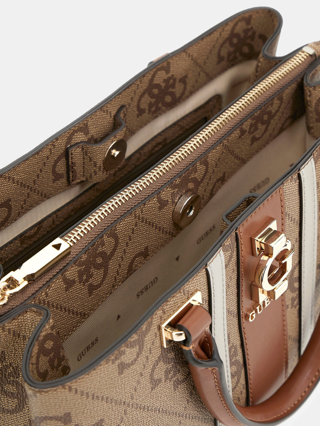 Top-down view of the interior and top opening