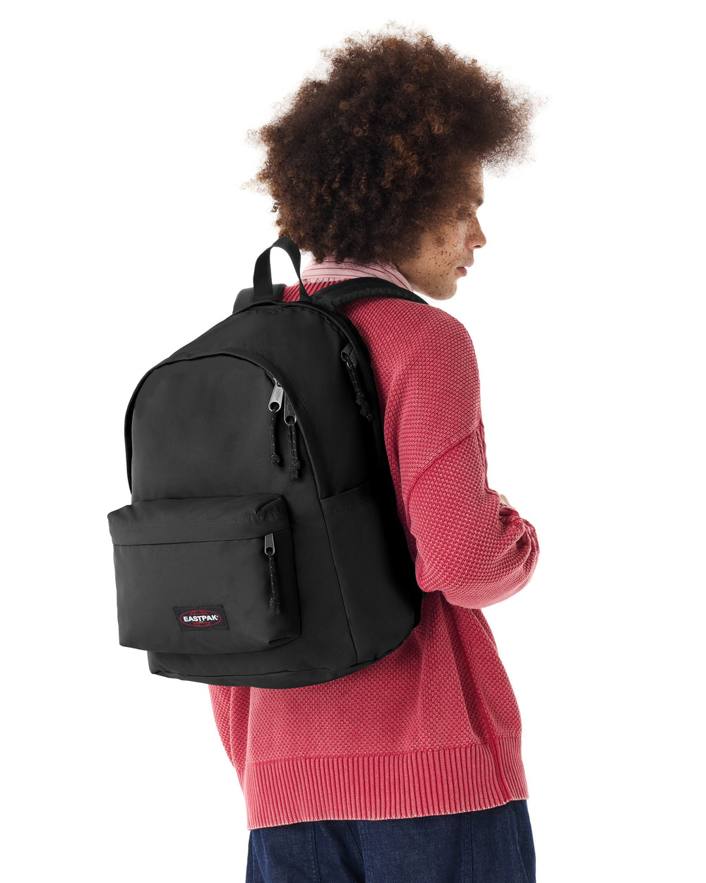 Eastpak Day Office-Rucksak a Schwaarz um Réck, mat engem roude Pullover a bloer Box.
