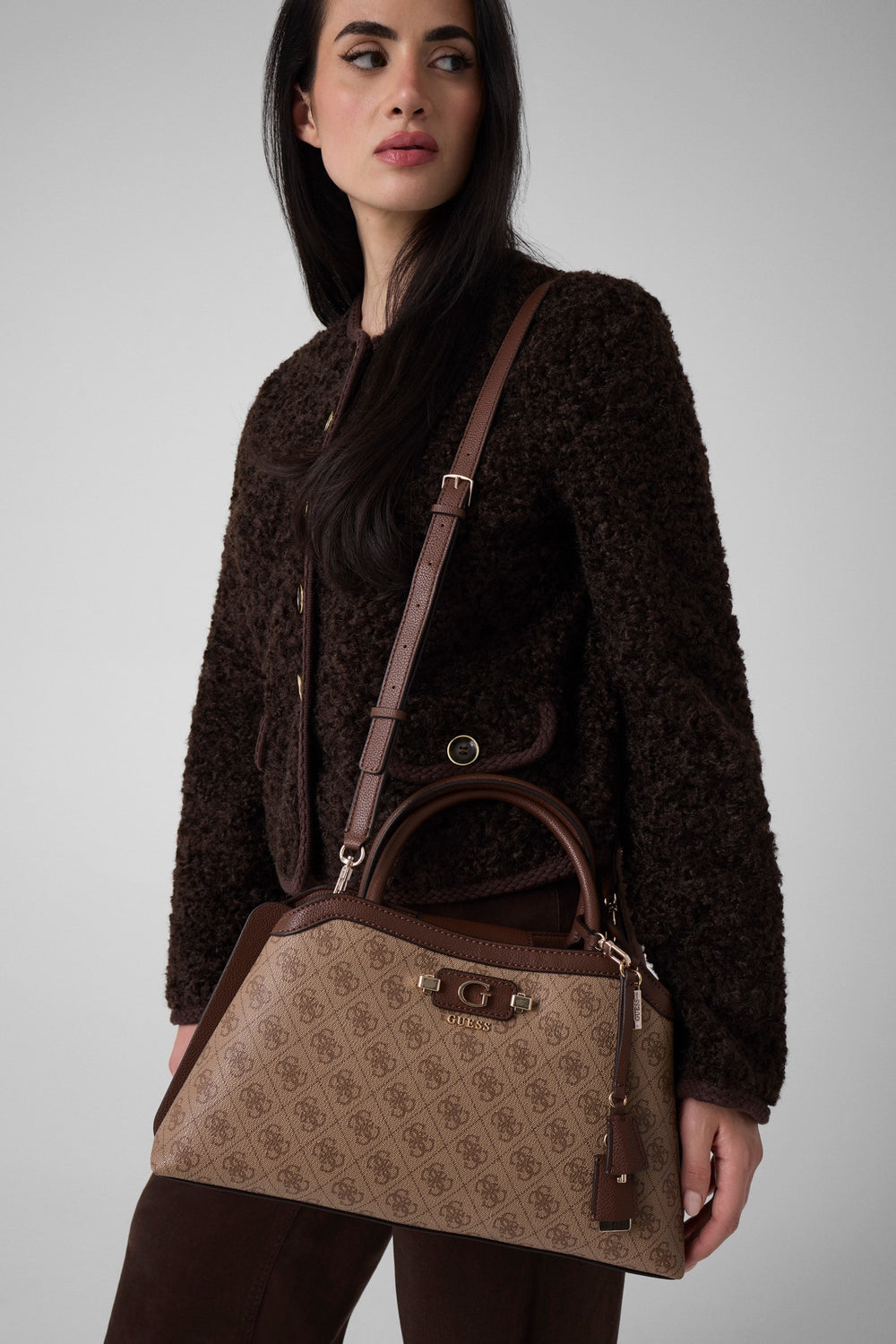 Guess Handtas Lindsey Orchid Logo – gedragen