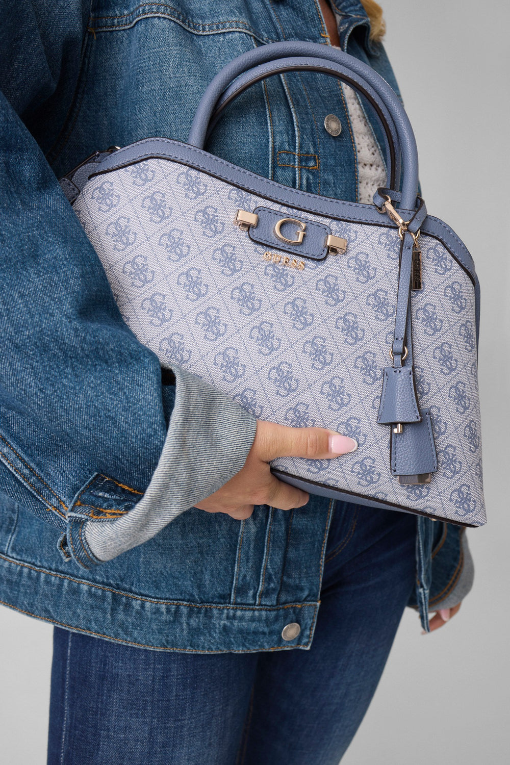 Guess Handtas Lindsey Orchid Logo – gedragen