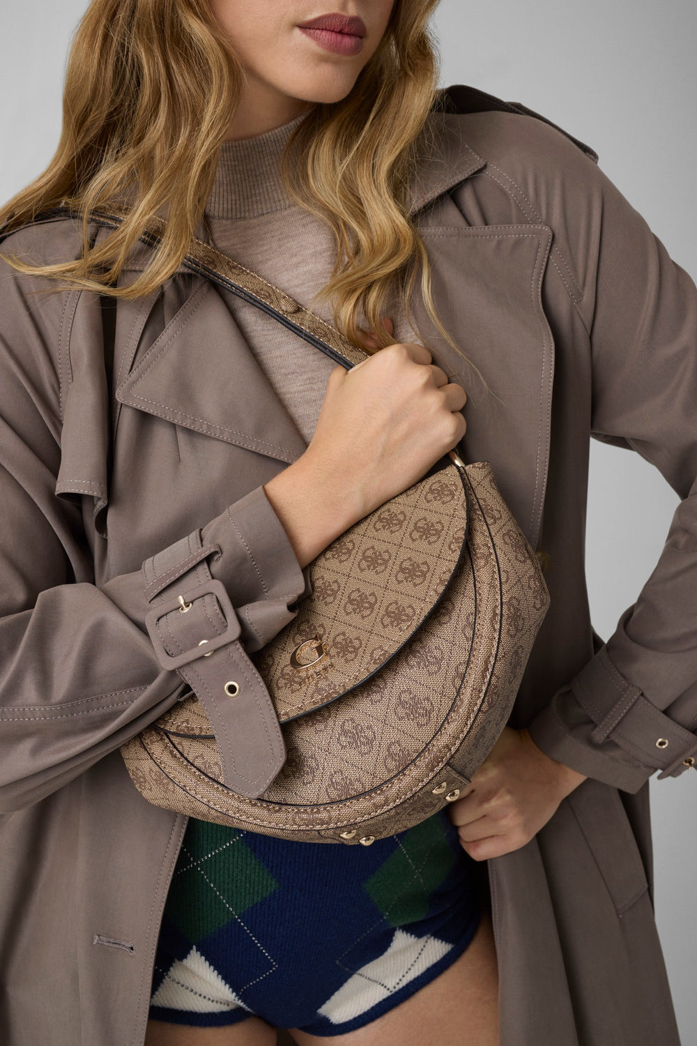 Guess Mala com aba Coleen Monogramme Logótipo Latte II – usada