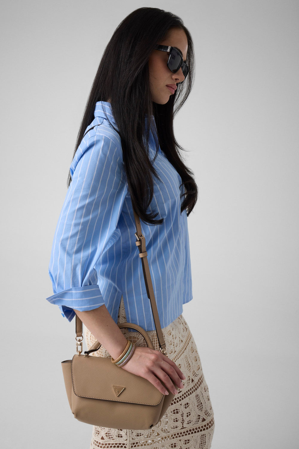 Guess Gilda väska med lock beige – buren