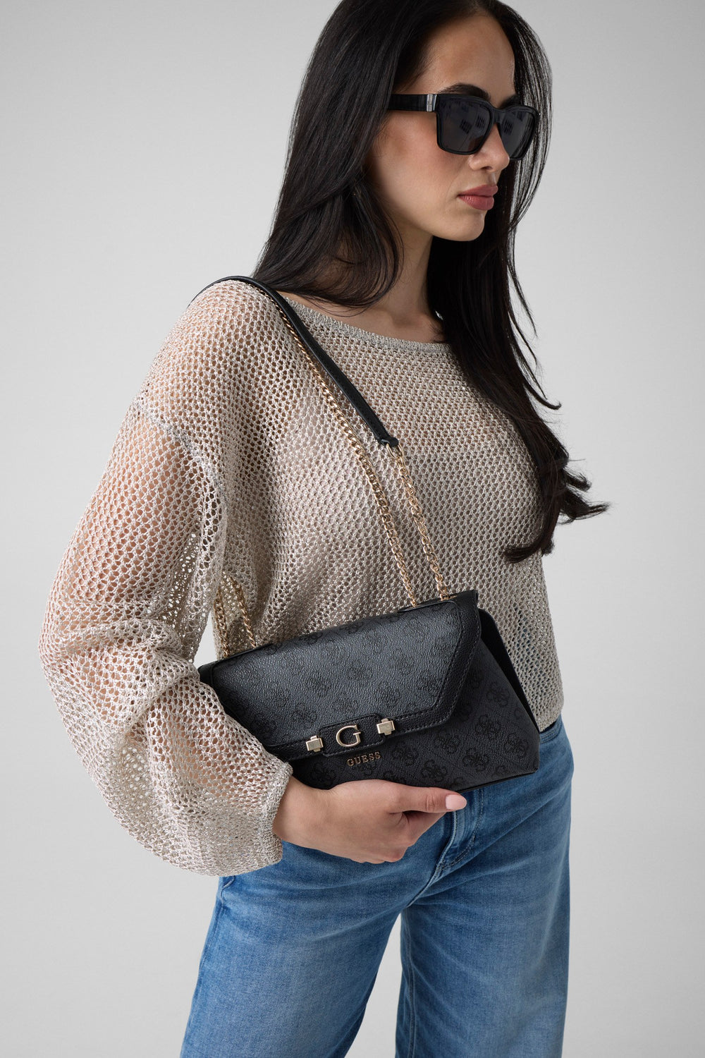 Guess Taška s klopnou Lindsey Slate Logo – nošená