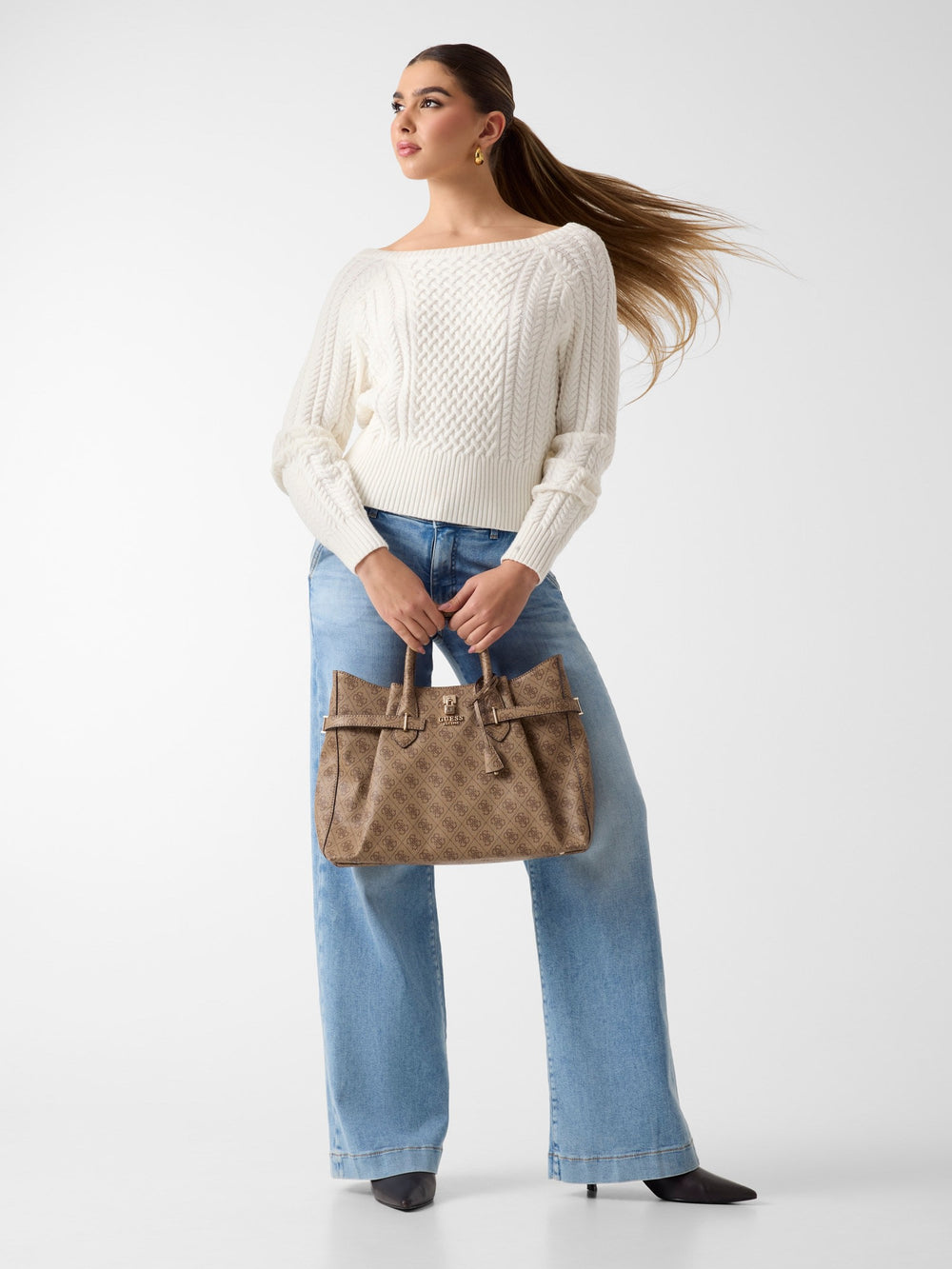 Guess Kabelka přes rameno Handbag Latte Logo – nošená