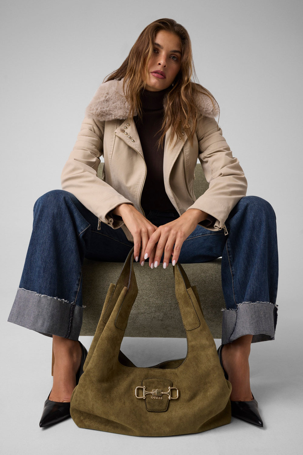 Guess Sac Hobo Maxi Sunset Tan – porté