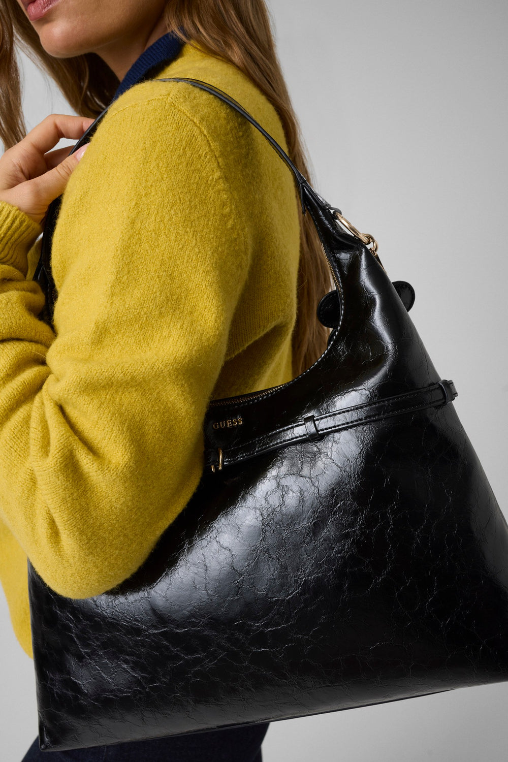 Guess Sac Hobo Taylor Black – porté