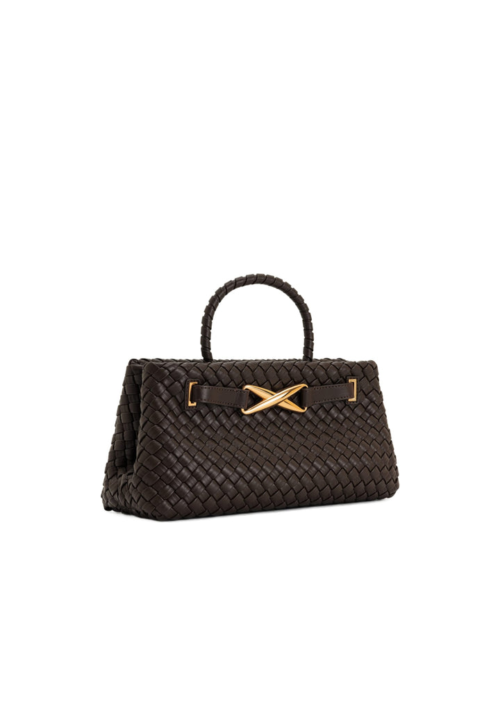Cabas JW PEI Elora marron foncé en cuir tressé, avec fermoir doré en forme de X et anses torsadées.