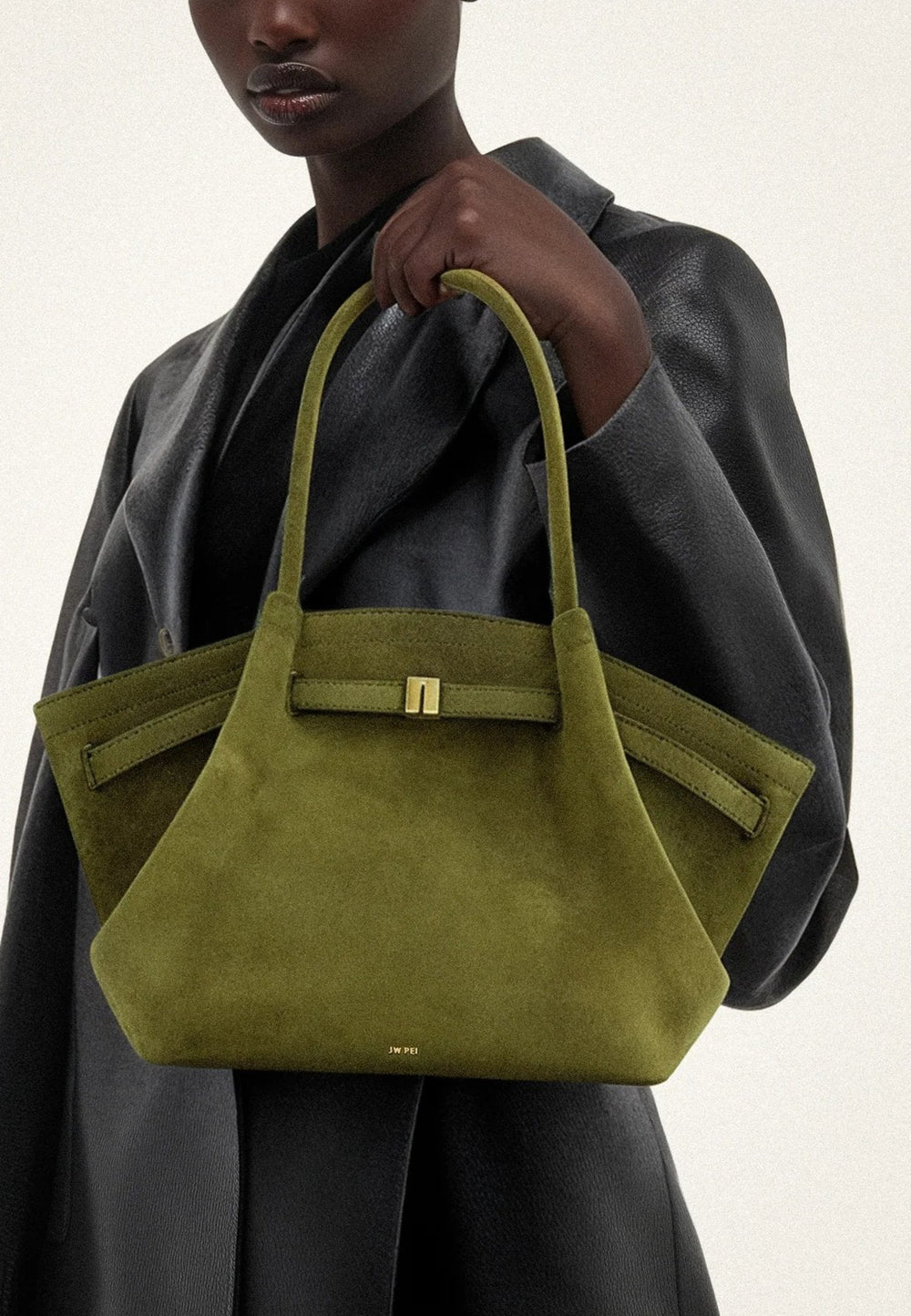 Cabas JW PEI Hana vert olive foncé porté à la main, avec une fermeture à bouton pression dorée.