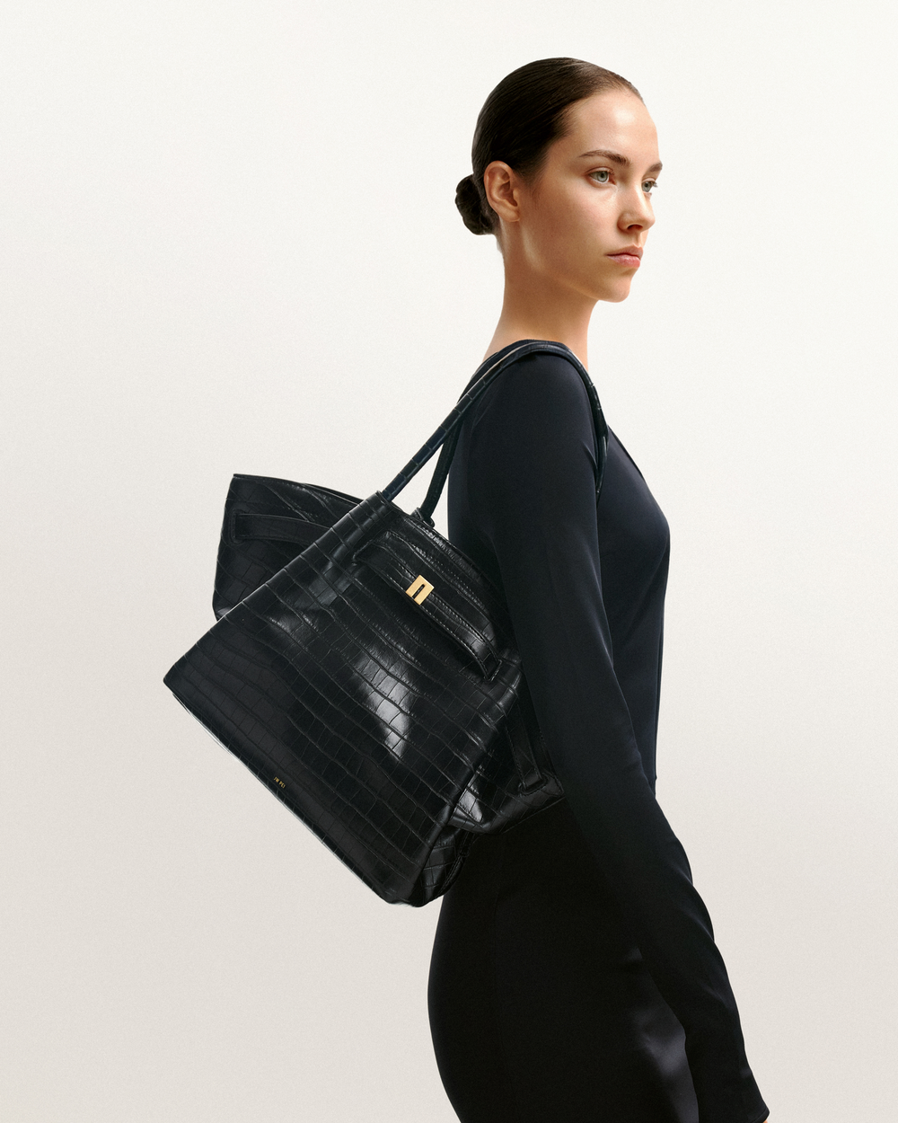 JW PEI Tote Bag Hana Medium Slate Gray – worn