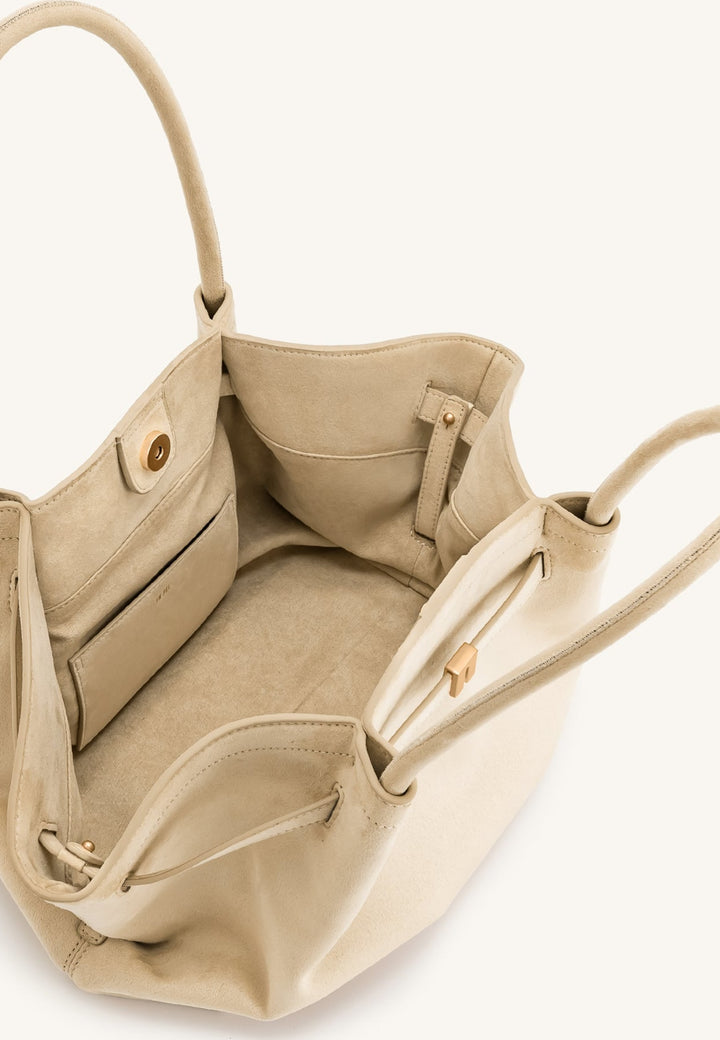 Intérieur du cabas JW PEI Hana Off White, avec poches et fermoir magnétique doré