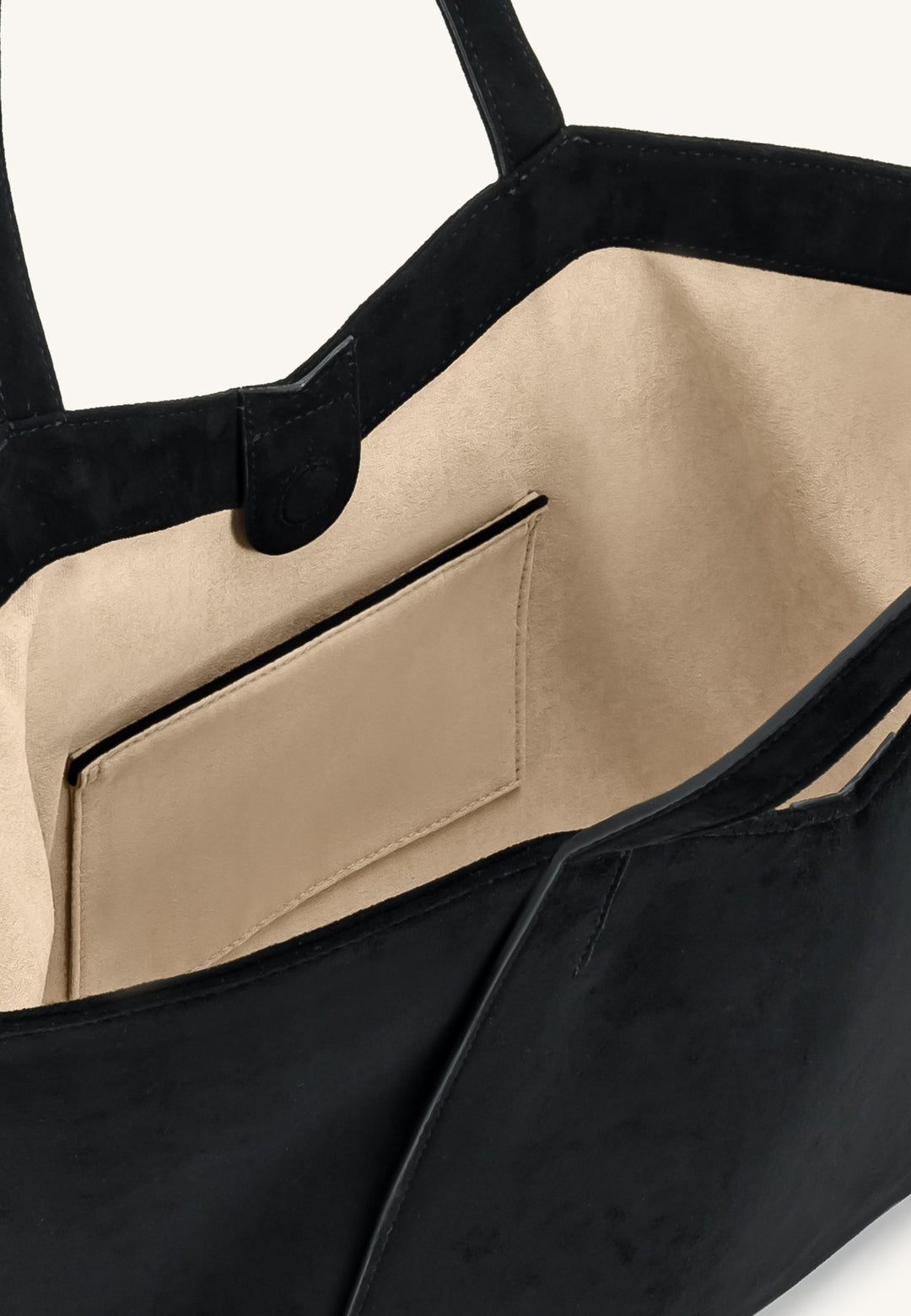 Intérieur du cabas JW PEI Kiana noir avec poche plaquée et doublure beige