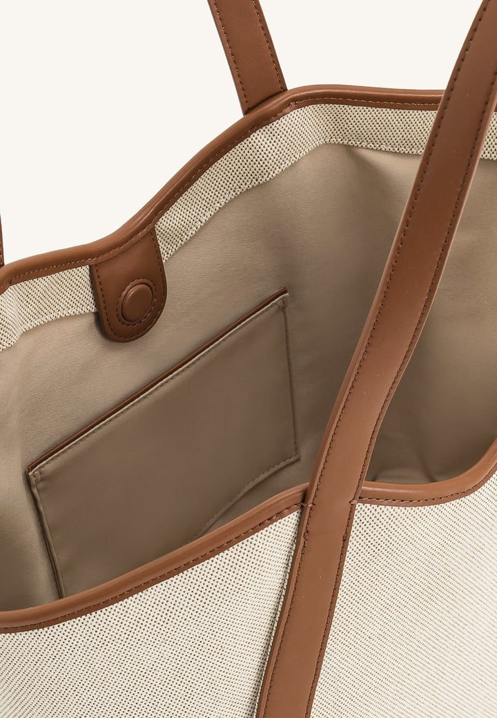 Intérieur du cabas JW PEI Kiana en toile marron avec poche plaquée et bouton pression