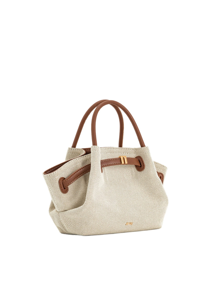 Cabas JW PEI Hana en toile marron, porté à la main, avec des détails en cuir marron et une fermeture magnétique.