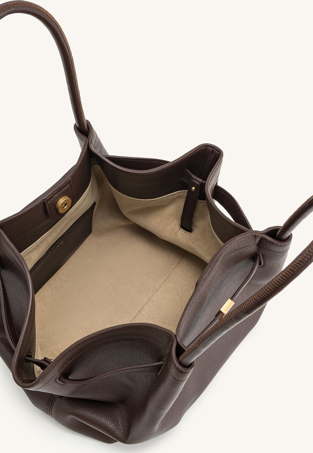 Intérieur du cabas JW PEI Hana Dark Brown, doublure beige, poche intérieure et fermeture magnétique dorée