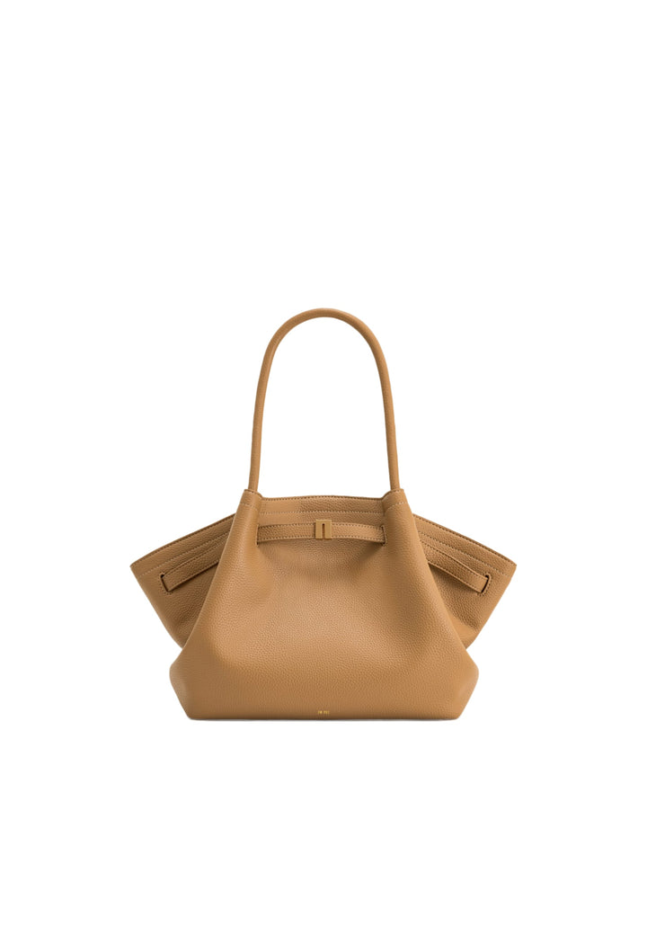 Cabas JW PEI Hana Latte Color en simili cuir grainé, porté main, avec fermeture magnétique et logo doré.