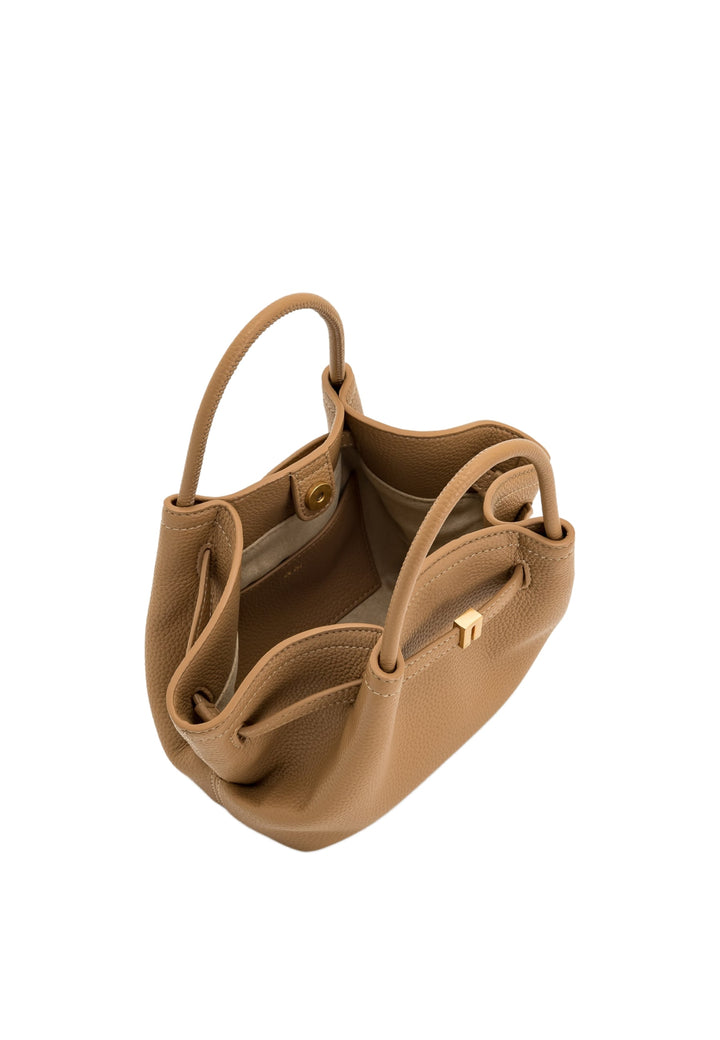 Cabas JW PEI Hana Latte Color, vue de dessus montrant l'intérieur spacieux et la fermeture à boucle dorée.