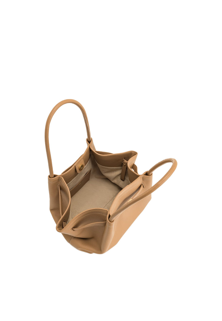 JW PEI Cabas / Shopping Hana Latte Color - Vue intérieure montrant les compartiments et la fermeture magnétique.