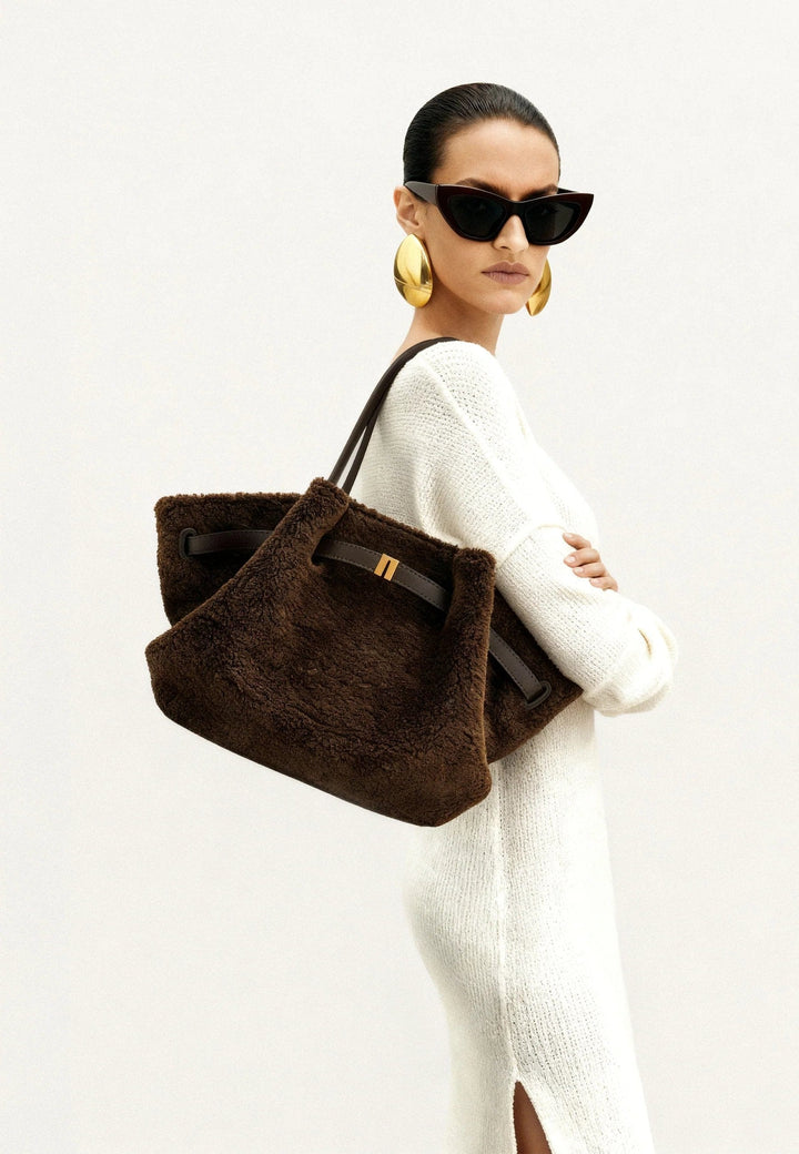 Cabas JW PEI Hana Mocha Brown porté à l'épaule, en polyester texturé marron, avec des détails en cuir et des boucles dorées.