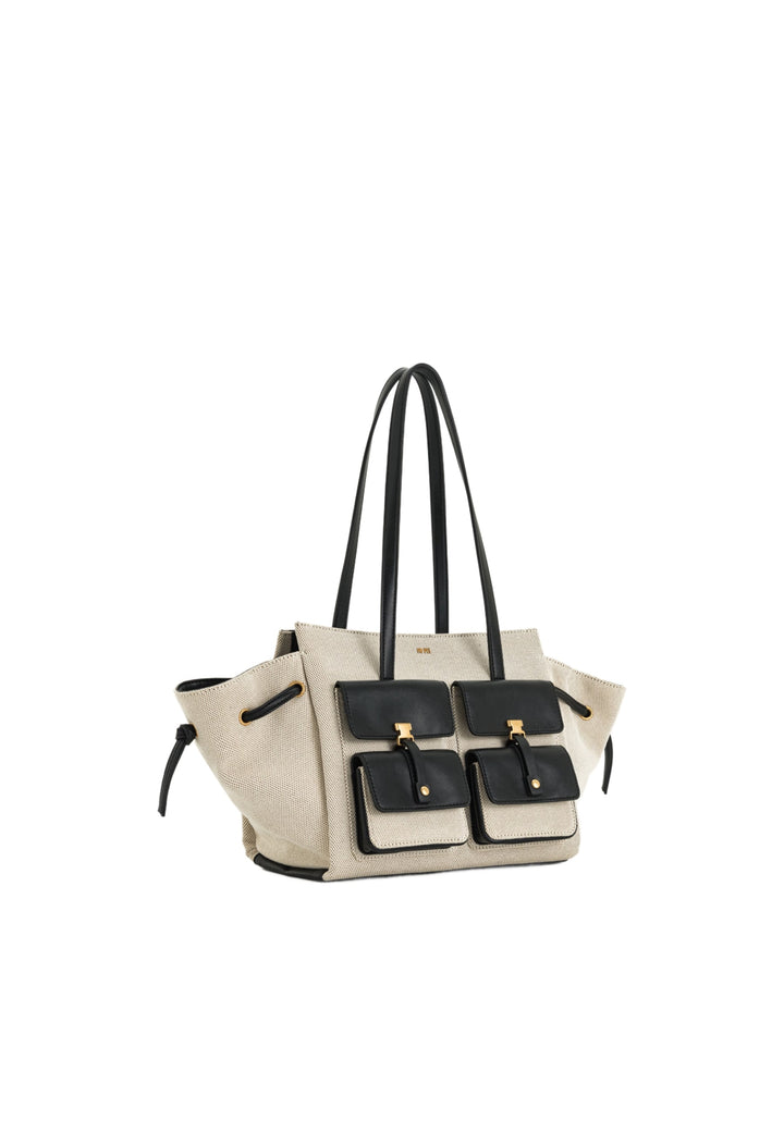 Cabas JW PEI Linda en toile noire avec détails en cuir noir et fermoirs dorés, porté main ou épaule.