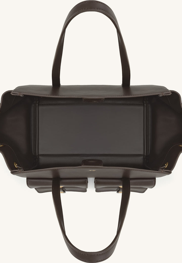 Vue intérieure du cabas JW PEI Linda en cuir marron foncé, avec deux poches extérieures et une fermeture à clips.