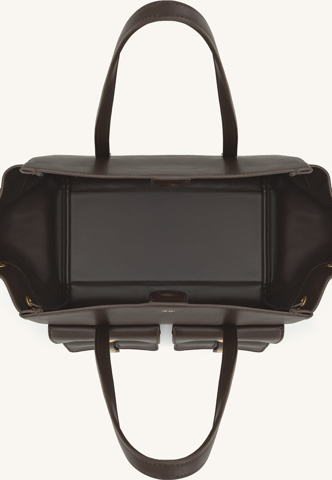Vue intérieure du cabas JW PEI Linda en cuir marron foncé, avec deux poches extérieures et une fermeture à clips.