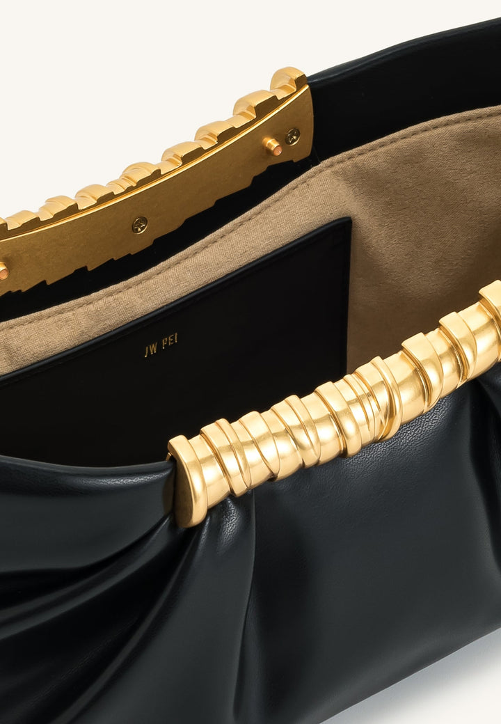 Intérieur de la pochette JW PEI Leia noire avec logo doré et anse torsadée dorée
