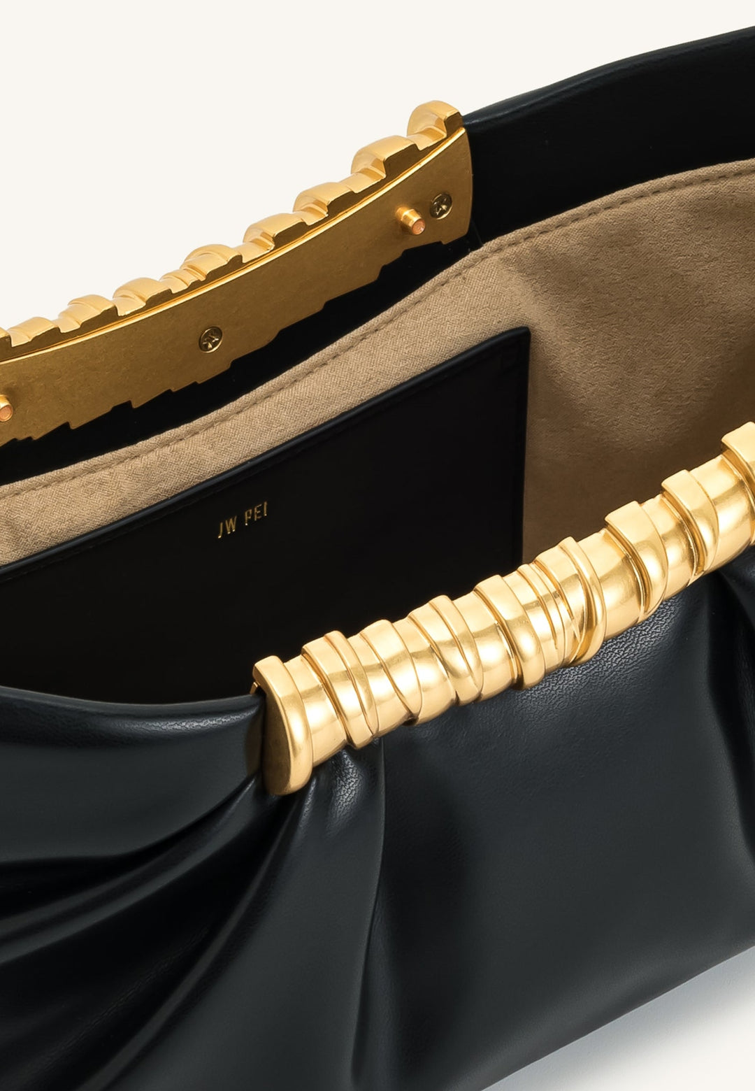 Intérieur de la pochette JW PEI Leia noire avec logo doré et anse torsadée dorée