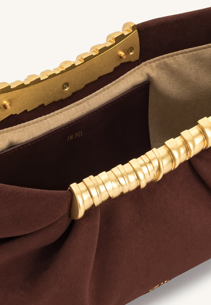Pochette JW PEI Leia marron foncé, vue 3/4, avec détails dorés et logo de la marque à l'intérieur.