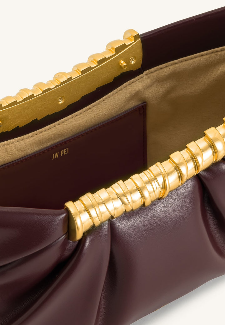 Intérieur de la pochette JW PEI Leia Deep Burgundy avec logo de la marque et détails dorés