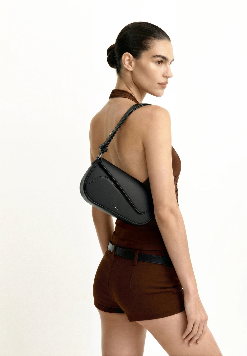 Sac bandoulière JW PEI Addisyn noir en simili cuir, porté sur l'épaule, vue de profil arrière