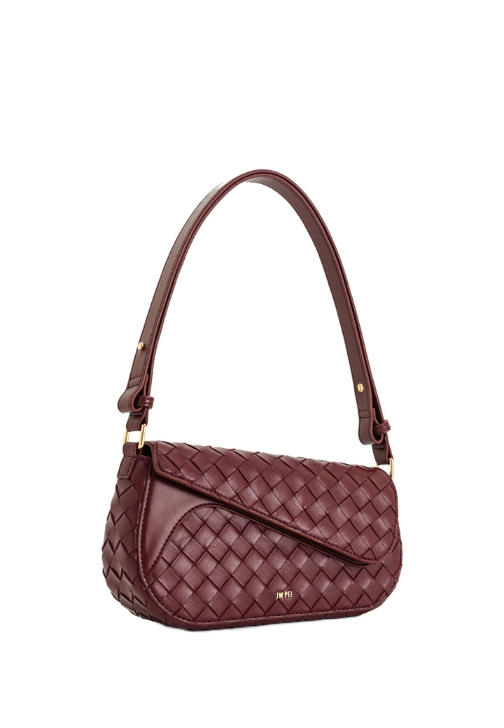 Sac bandoulière JW PEI Addisyn Burgundy en cuir tressé, porté à l'épaule, vue 3/4