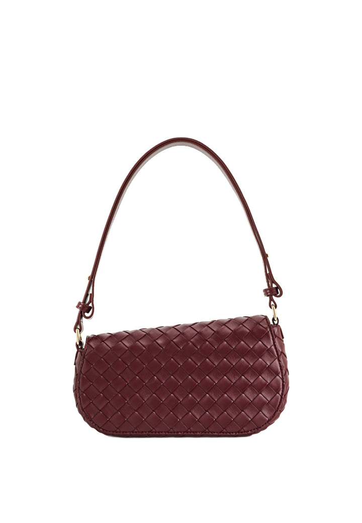 Sac bandoulière JW PEI Addisyn Burgundy en cuir tressé, porté à l'épaule.