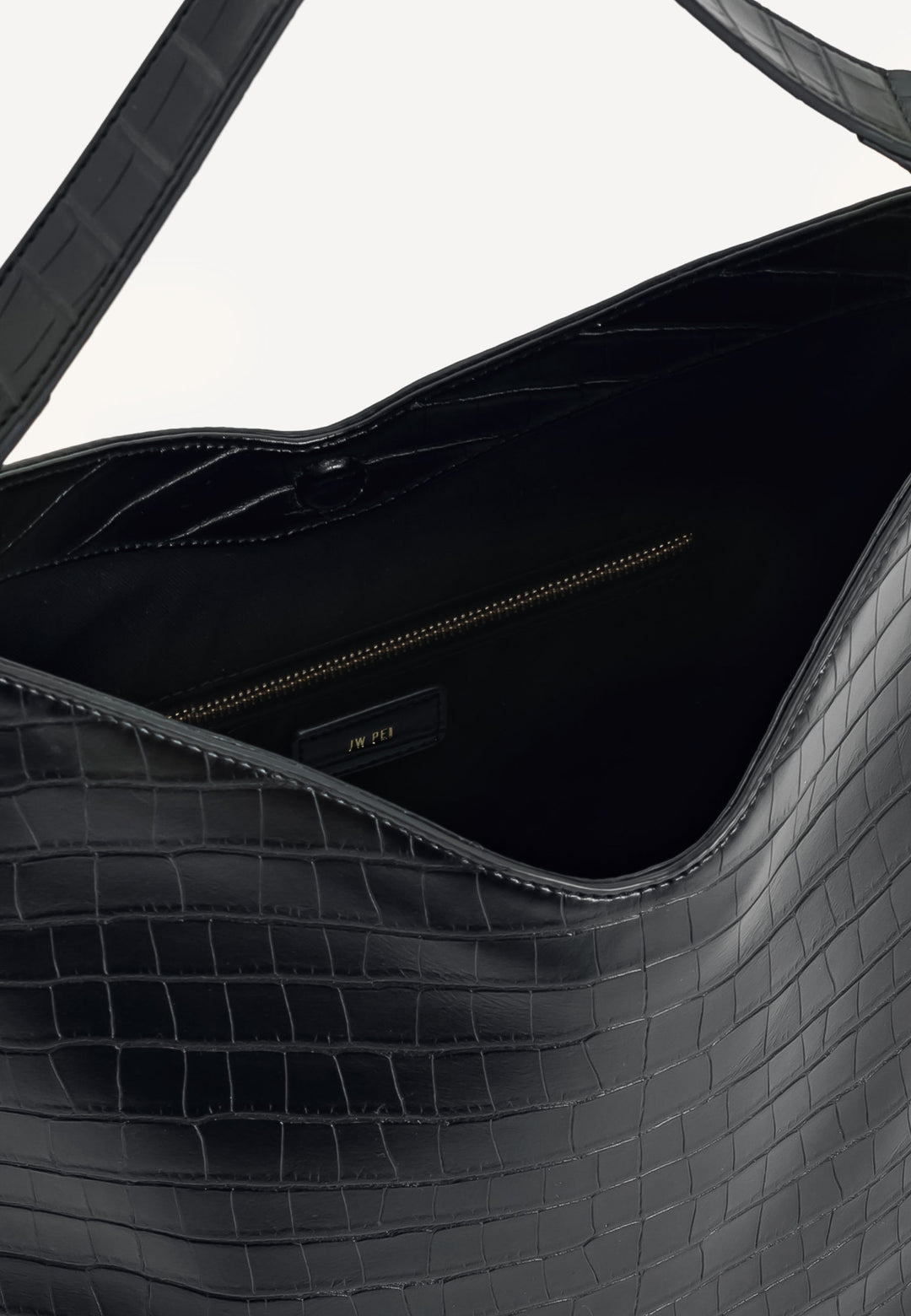 Intérieur du sac bandoulière JW PEI Aria Black Croc avec fermeture éclair dorée et logo JW PEI