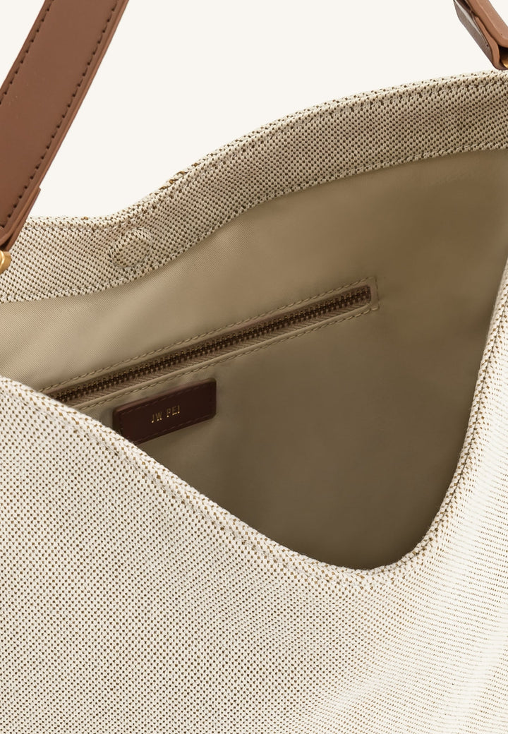 Intérieur du sac bandoulière JW PEI Aria en toile marron, avec une poche zippée et une étiquette de marque