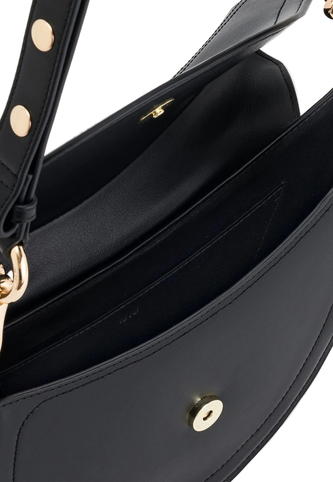 Intérieur d'un sac bandoulière JW PEI Ashile noir, avec compartiments et fermoir doré