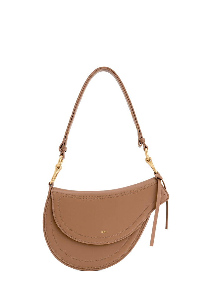 Sac bandoulière JW PEI Ashile marron en simili cuir, porté à l'épaule, vue de face