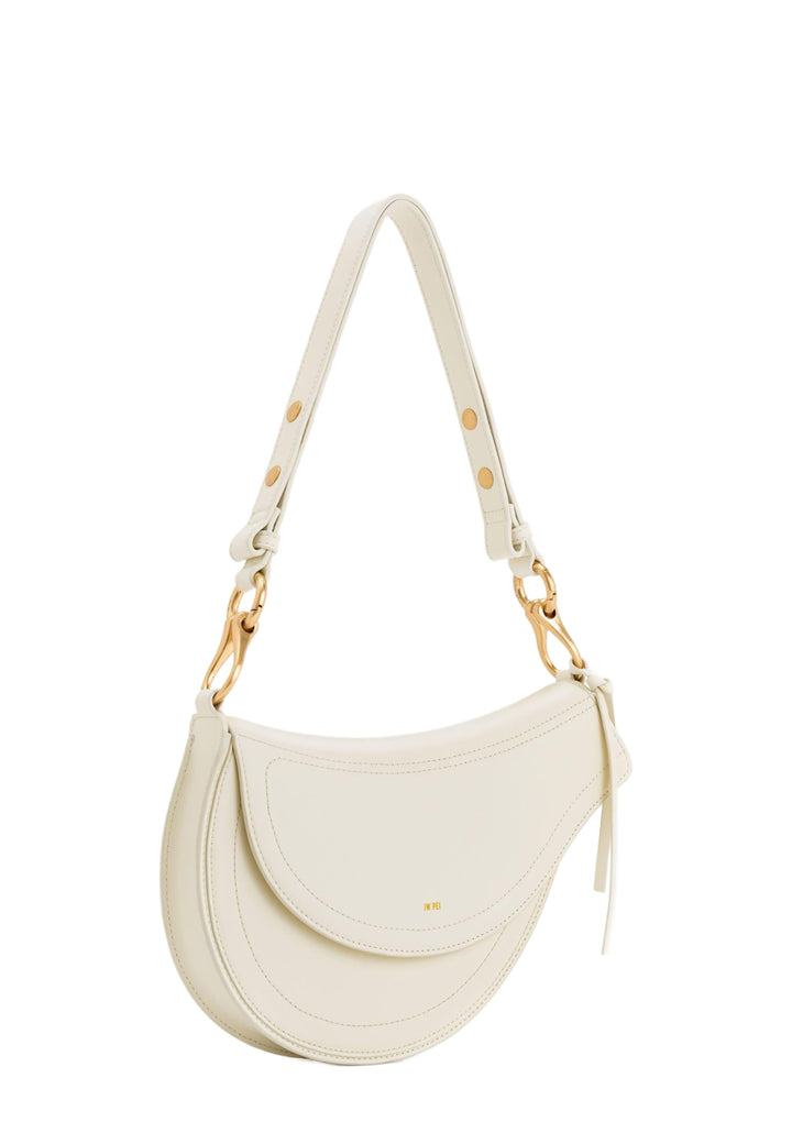 Sac bandoulière JW PEI Ashile blanc, porté à l'épaule, avec détails dorés et logo discret