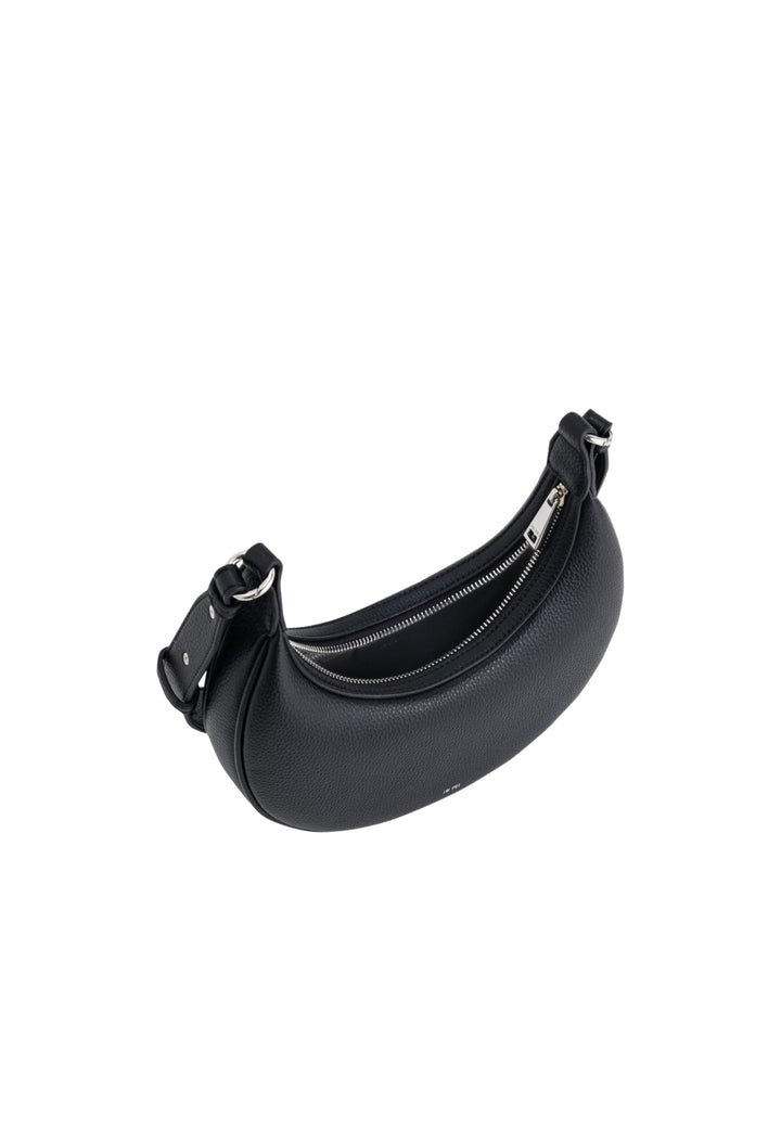 Sac bandoulière JW PEI Carly noir nickel, en simili cuir grainé, vu de côté avec fermeture éclair argentée.