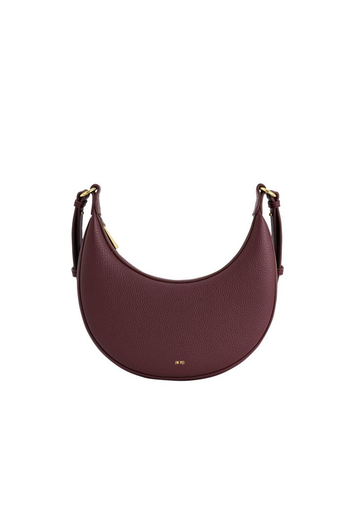 Sac bandoulière JW PEI Carly Deep Claret en simili cuir grainé, porté épaule, vue 3/4