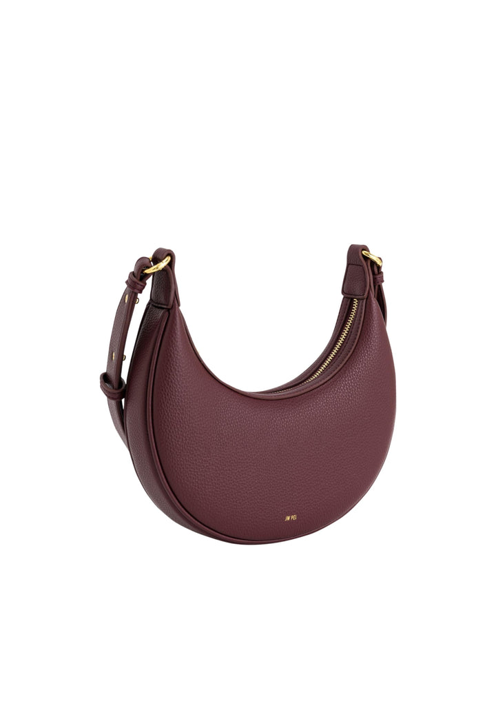 Sac bandoulière JW PEI Carly Deep Claret, simili cuir grainé, porté épaule ou bandoulière