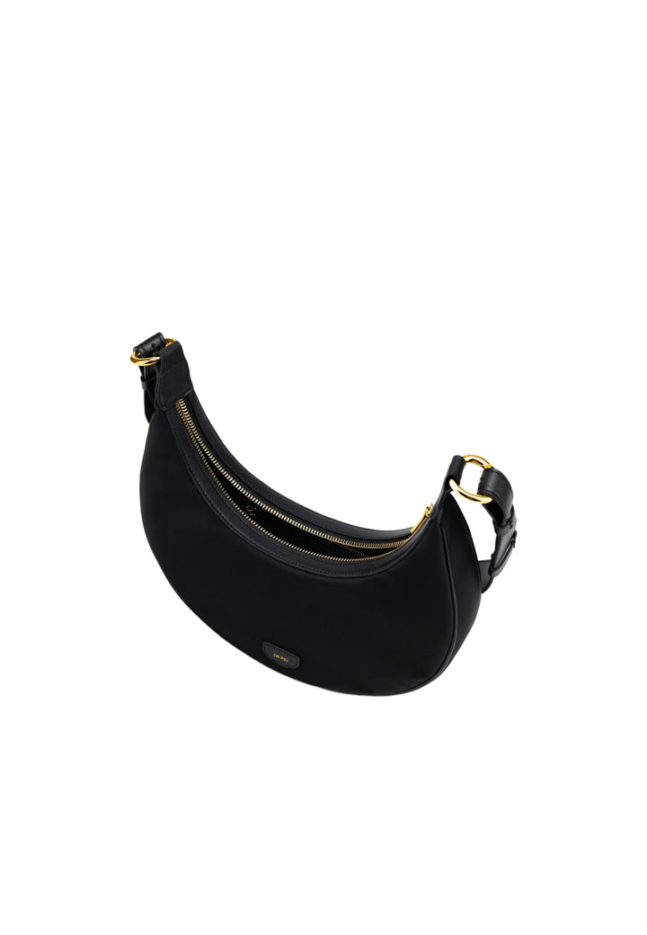 Sac bandoulière JW PEI Carly noir et doré, porté à l'épaule, avec fermeture éclair dorée et logo JW PEI
