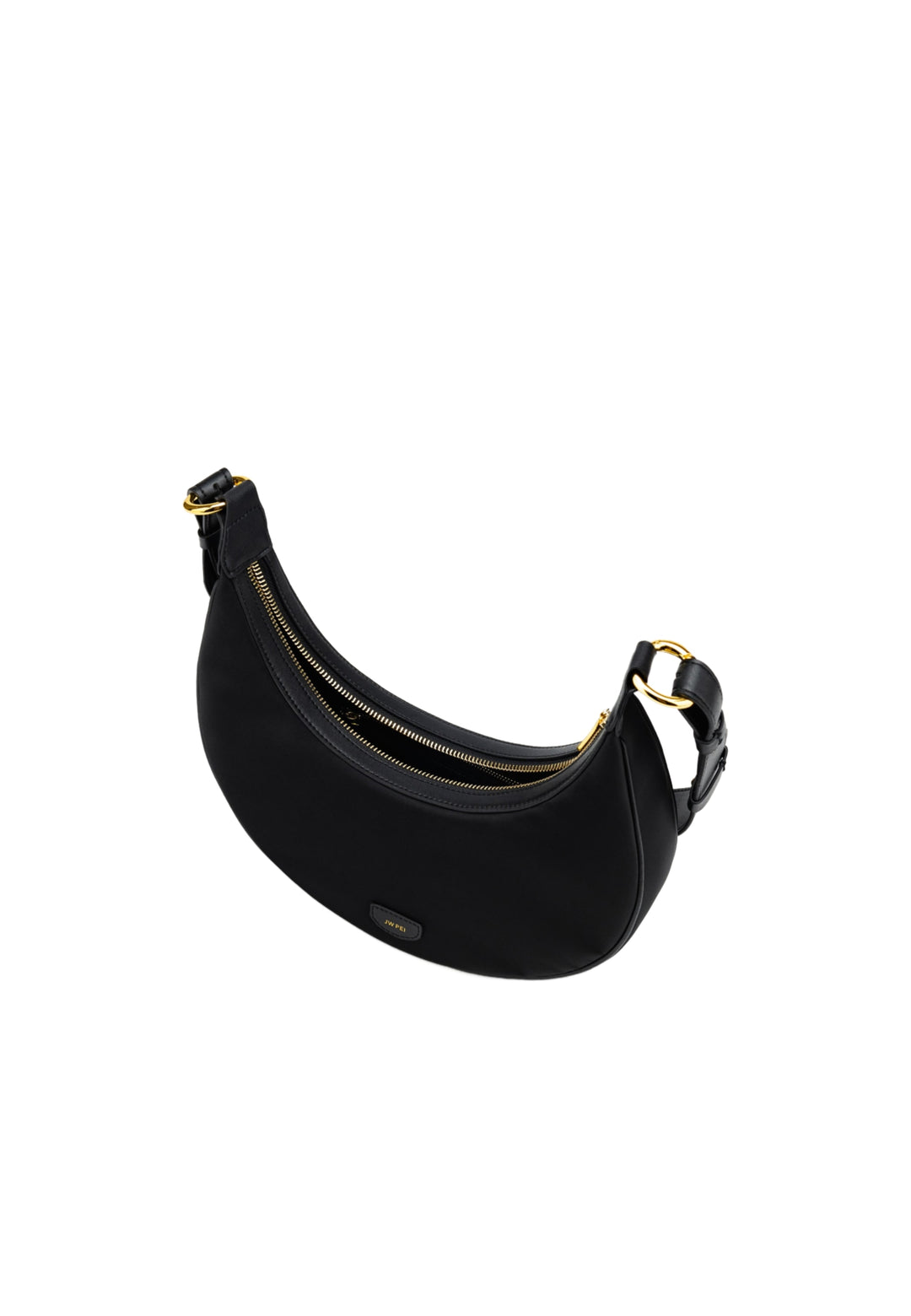 Sac bandoulière JW PEI Carly noir et doré, porté à l'épaule, avec fermeture éclair dorée et logo JW PEI