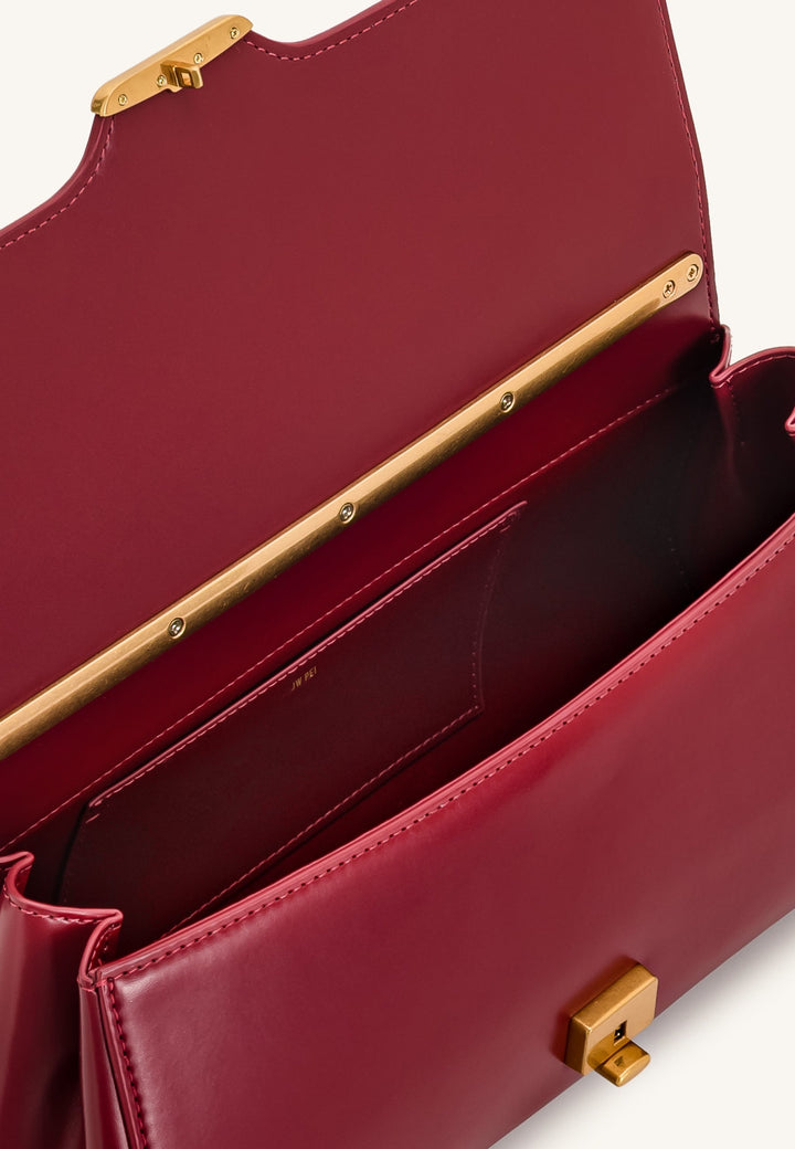 Sac bandoulière JW PEI Eloise Burgundy — vue 3/4, intérieur ouvert avec logo JW PEI
