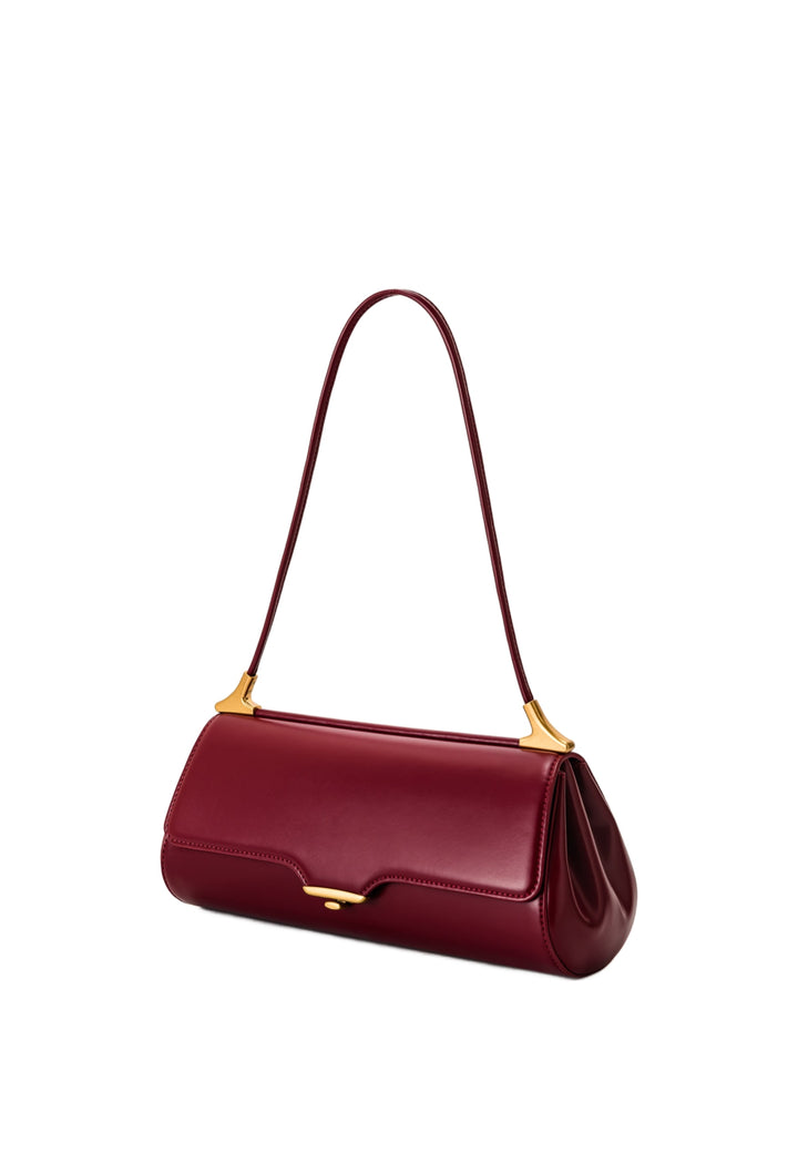Sac bandoulière JW PEI Eloise burgundy en simili cuir, porté à l'épaule, avec fermeture magnétique dorée.