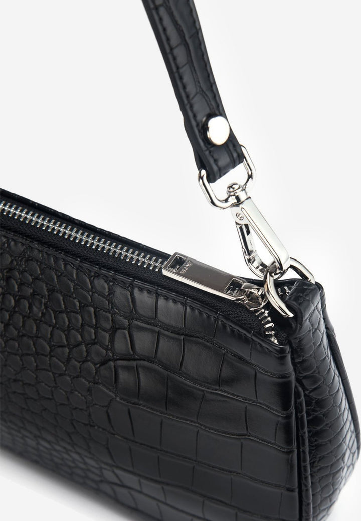 Sac bandoulière JW PEI Eva Black Croc, détail de la fermeture éclair argentée et du fermoir métallique
