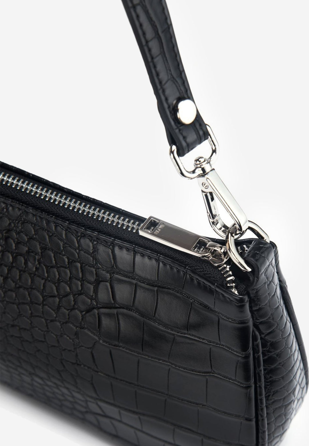 Sac bandoulière JW PEI Eva Black Croc, détail de la fermeture éclair argentée et du fermoir métallique