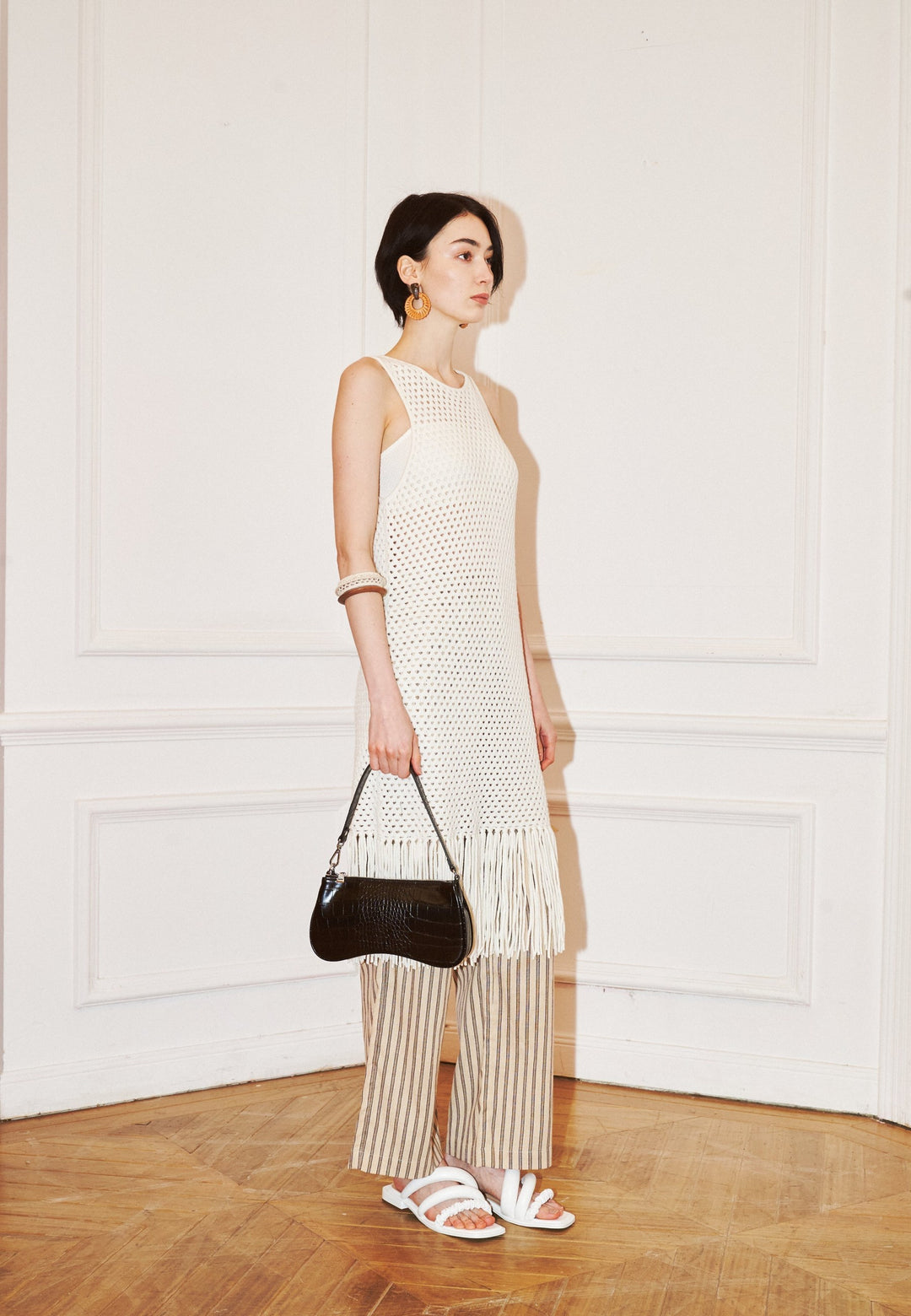 Sac bandoulière JW PEI Eva Black Croc porté à l'épaule, vue de profil