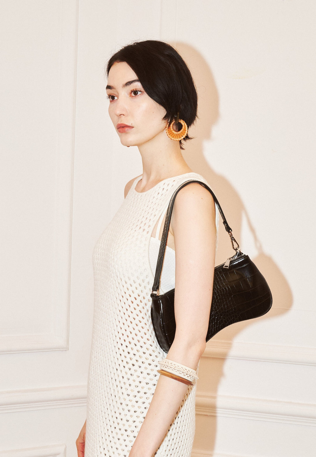 Sac bandoulière JW PEI Eva Black Croc porté à l'épaule, vue de profil